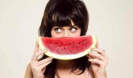 网红吃瓜聊天背景图女孩,揭秘网络红人的幕后生活